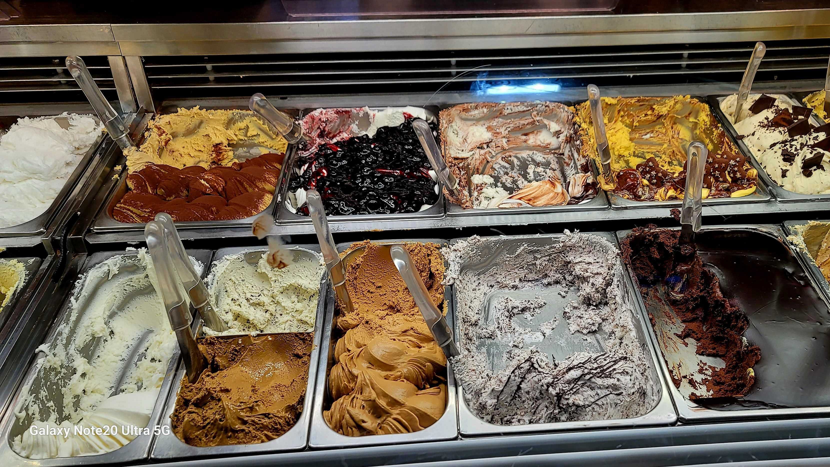Une vue rapprochée de différentes saveurs de glaces dans un magasin du Centro Storico, Rome.