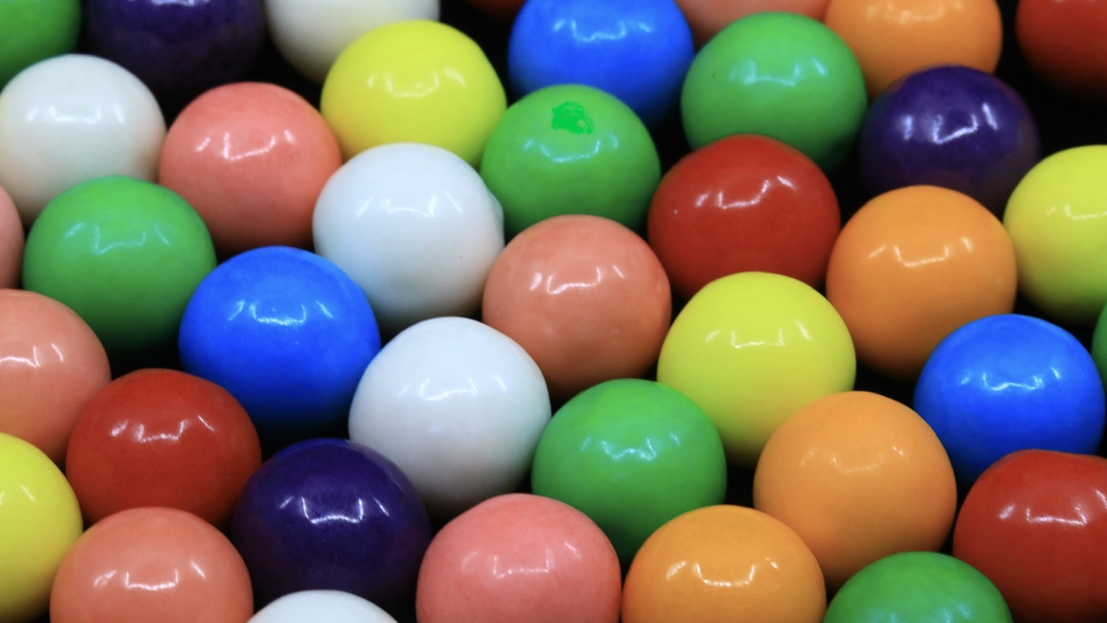 Boules de gomme colorées.