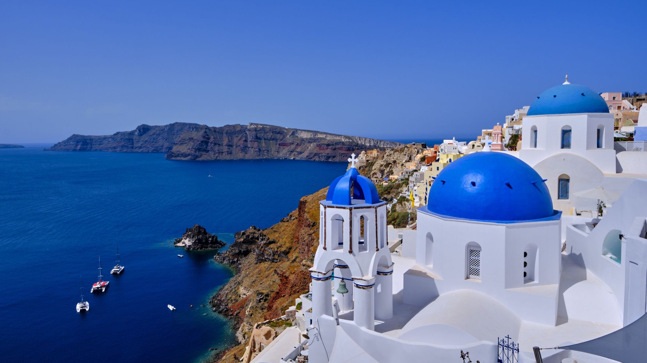 Toits bleus emblématiques de Santorin, en Grèce, au-dessus de la caldeira.