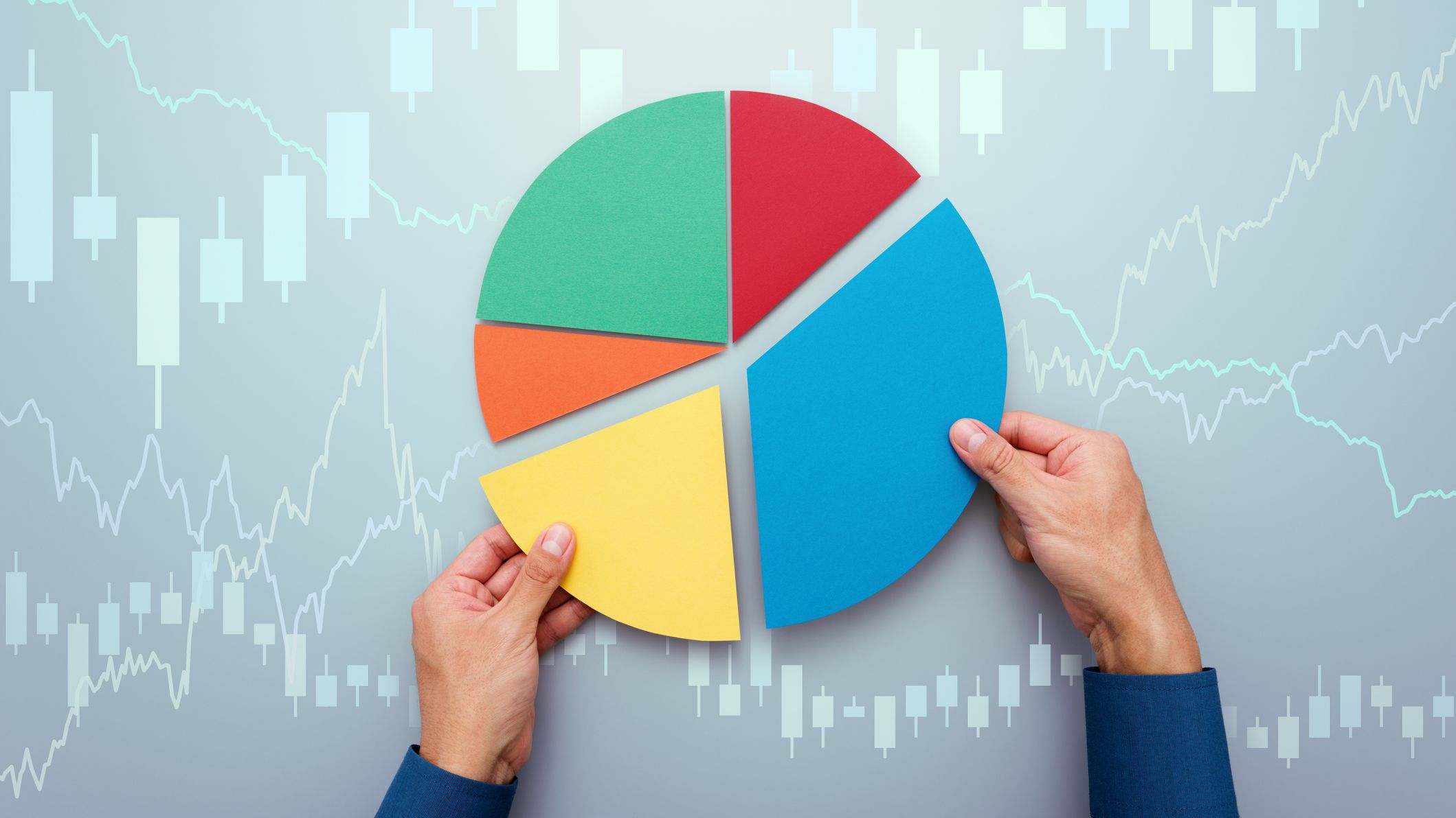 Stratégie d'investissement diversifiée. Gestion du portefeuille des investisseurs. Graphiques circulaires et graphiques en chandeliers.