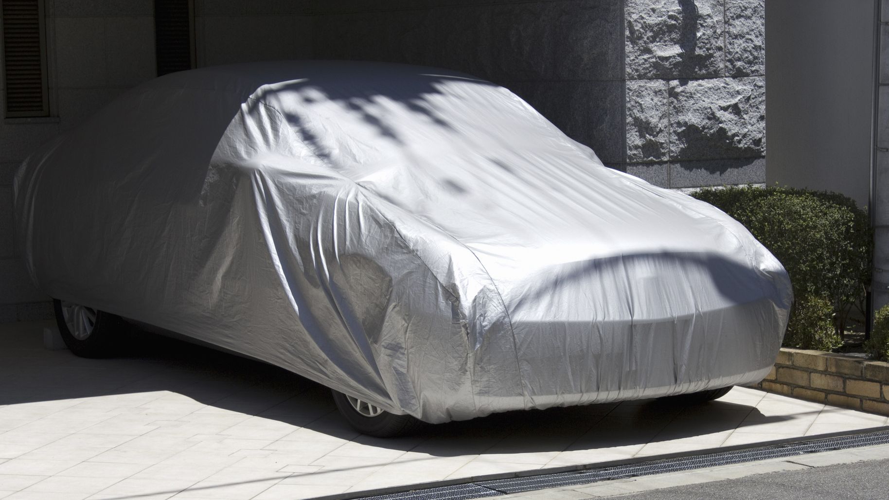 Une voiture entièrement recouverte d'une housse de protection.