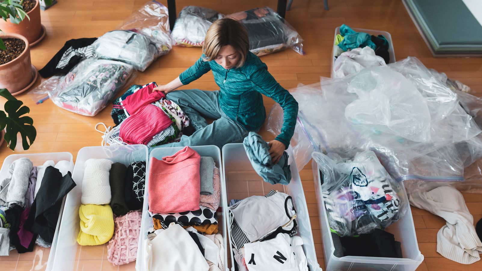Une femme organise ses vêtements dans le salon de sa maison