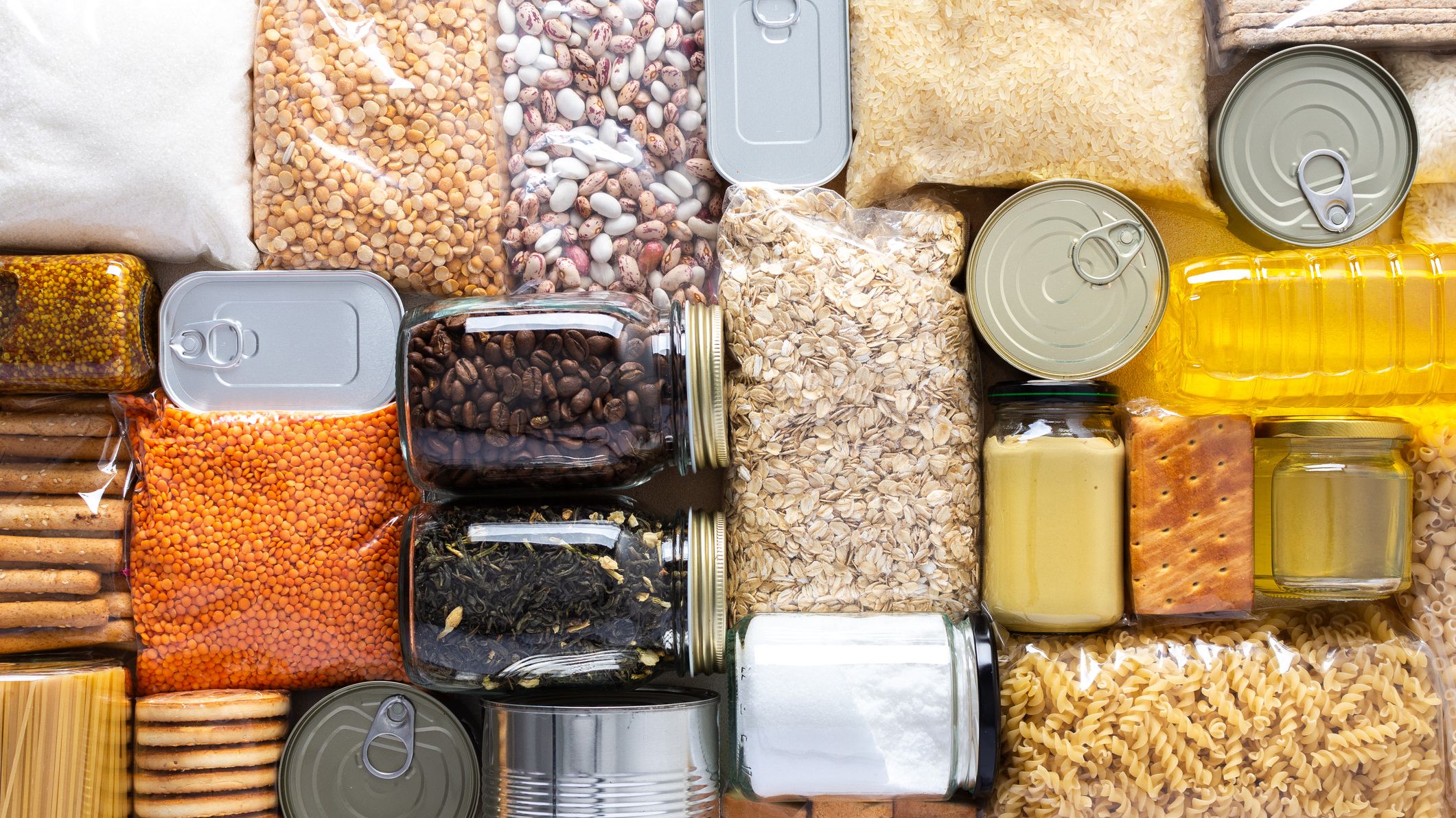 Fournitures alimentaires pour la maison, y compris les aliments en conserve, les céréales, les pâtes et les produits de base essentiels