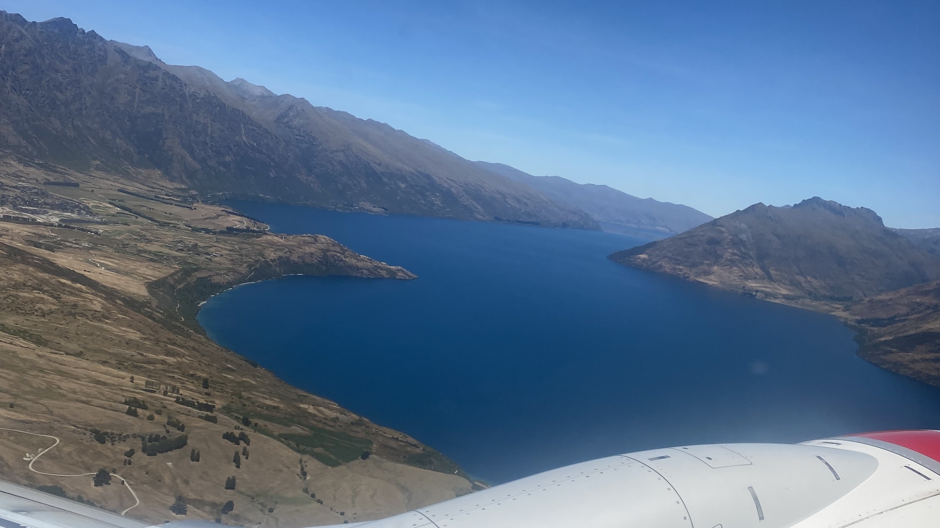 En regardant par la fenêtre d'un avion au-dessus de Queenstown, en Nouvelle-Zélande.