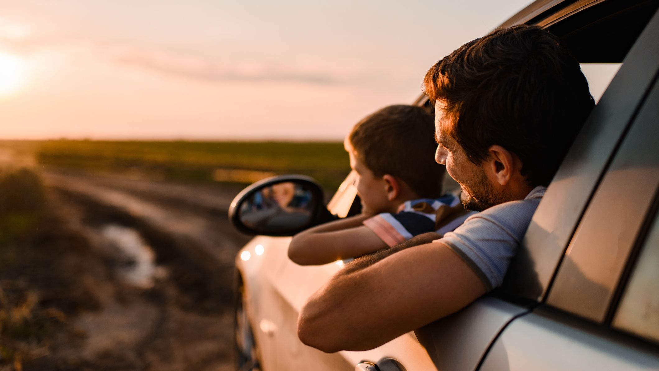 Beau père et fils profitant d'un road trip