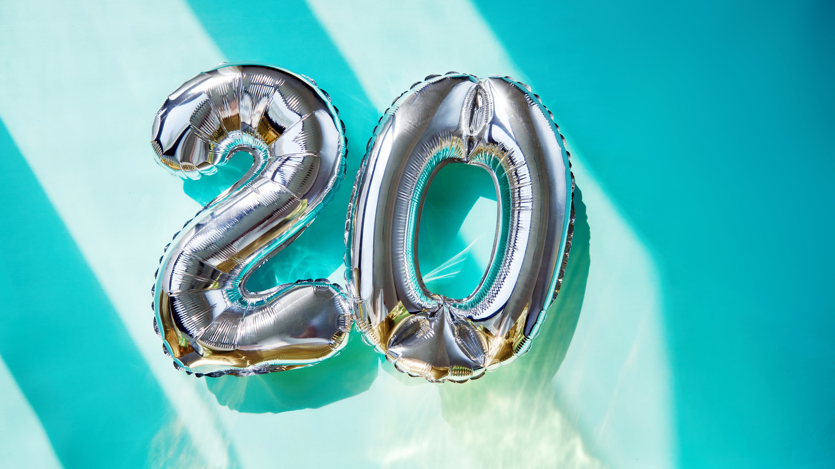 Le numéro 20 rendu dans des ballons argentés gonflés.