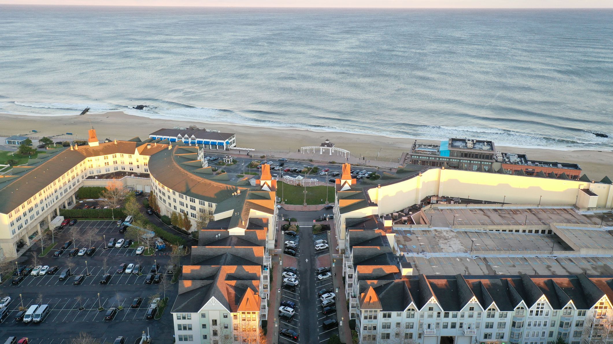 Une photo de drone du Pier Village à Long Branch, New Jersey, et de l'océan Atlantique au coucher du soleil