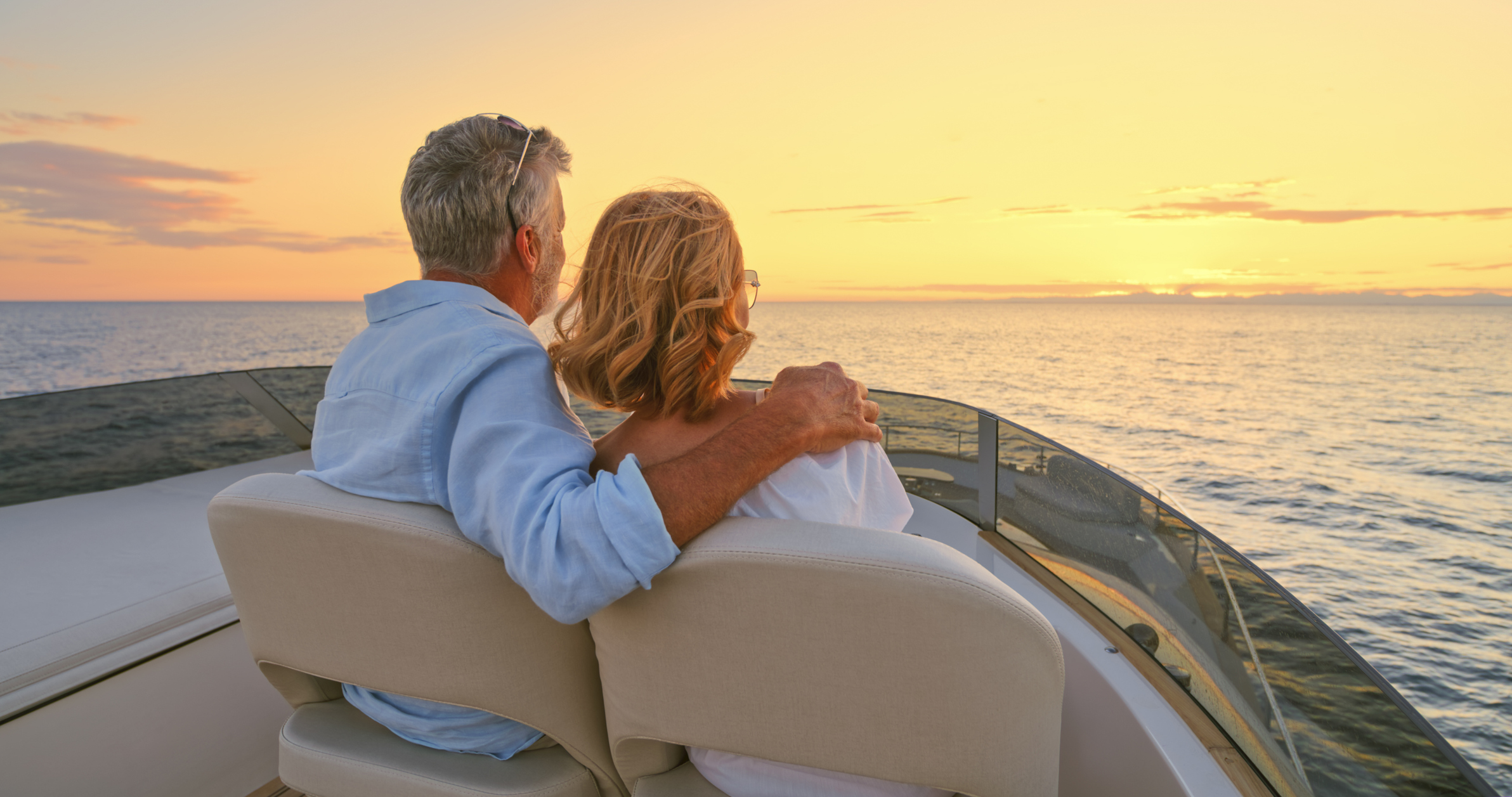 Couple de personnes âgées sur un bateau