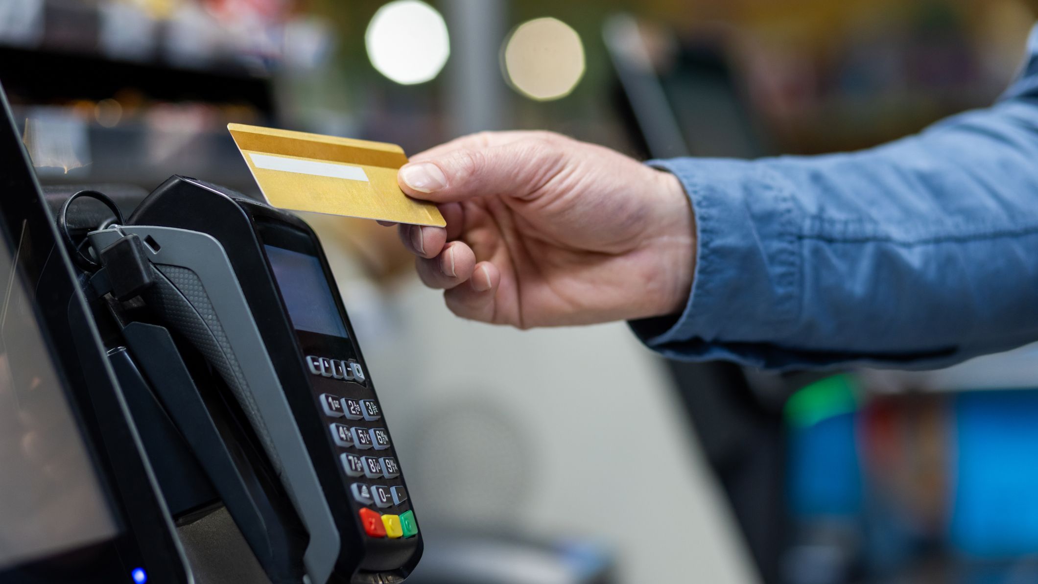 Un acheteur payant par carte de crédit