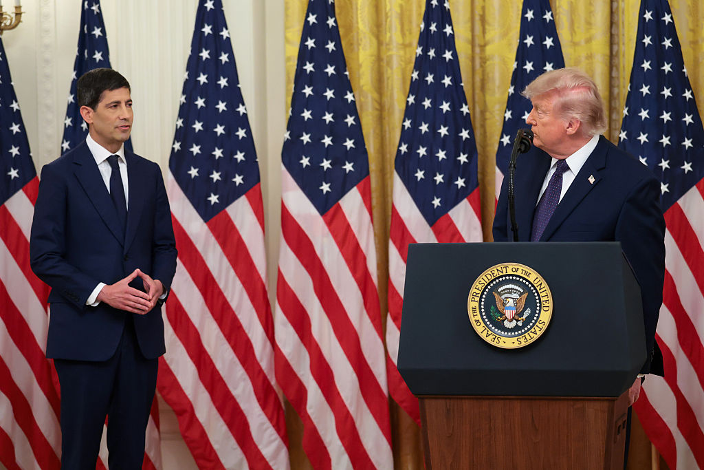Le président Donald Trump prend la parole lors de la cérémonie d'investiture du nouveau président de la Réserve fédérale, Kevin Warsh.
