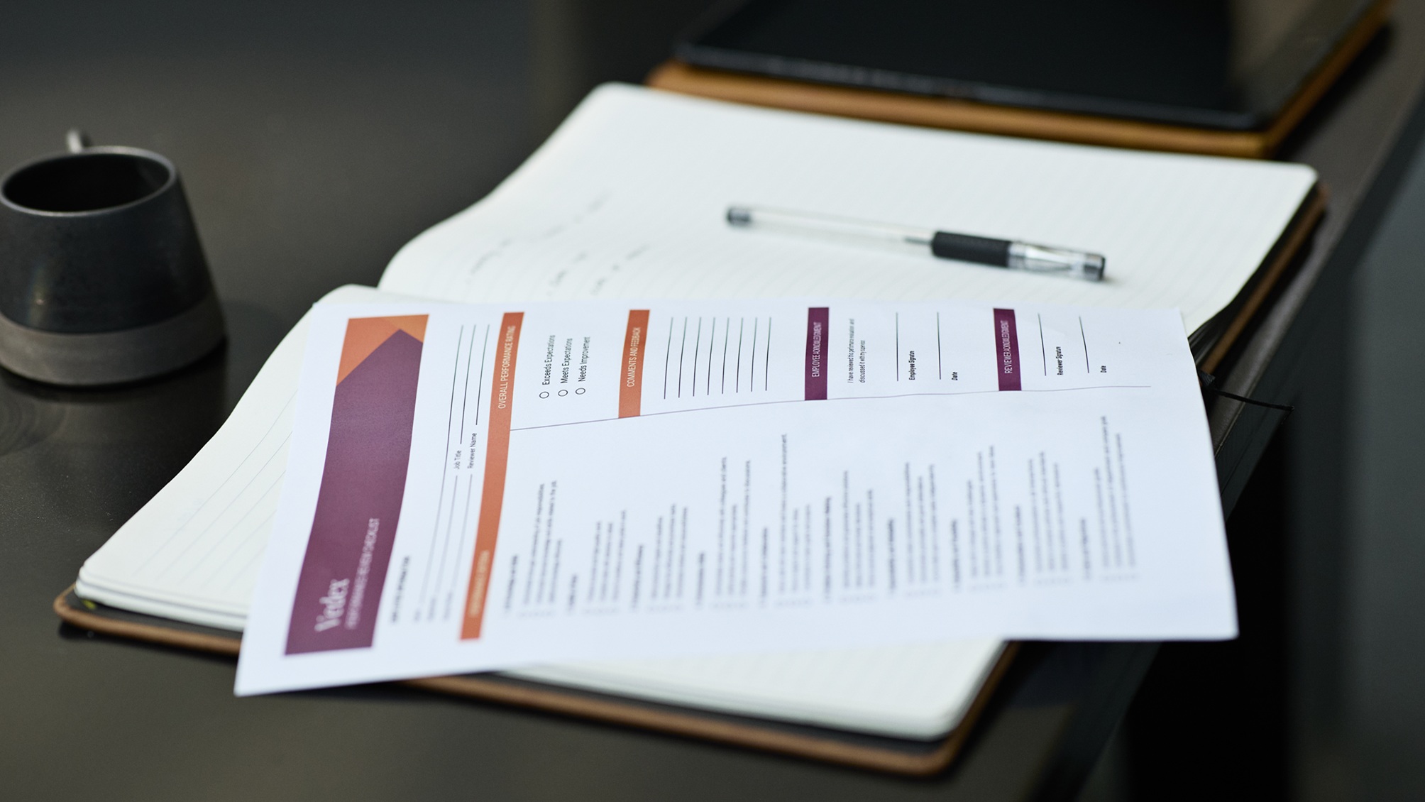 Un document qui ressemble au rapport annuel d’une entreprise est ouvert sur une table.