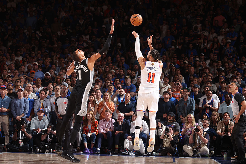 Jalen Brunson des Knicks de New York tire un panier à trois points sur Victor Wembanyama des Spurs de San Antonio lors du quatrième match de la finale NBA 2026, le 10 juin 2026.