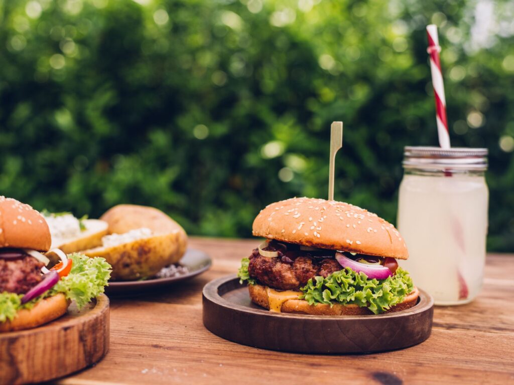 La « taxe sur les hamburgers » ? 13 États où votre barbecue d’été coûte plus cher en 2026