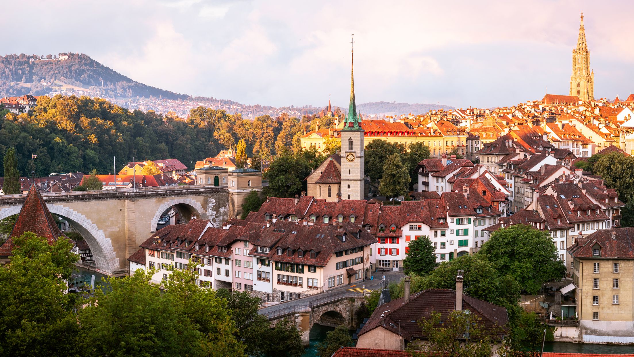 Bern Skyline prise depuis le Rosengarten au lever du soleil en Suisse.