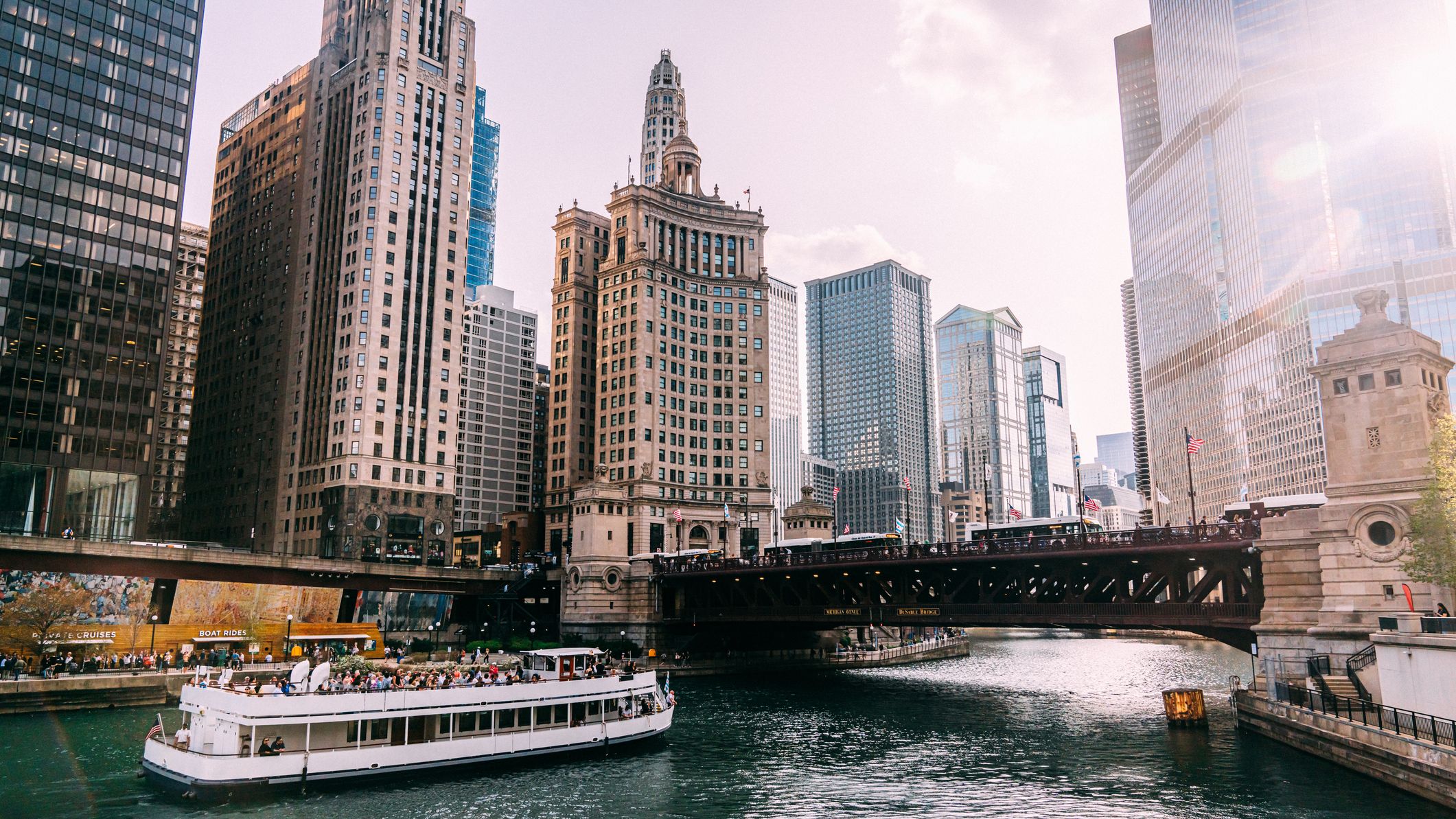 Vue de l'après-midi d'un bateau touristique passant sous le pont DuSable Michigan Avenue sur la rivière Chicago au printemps
