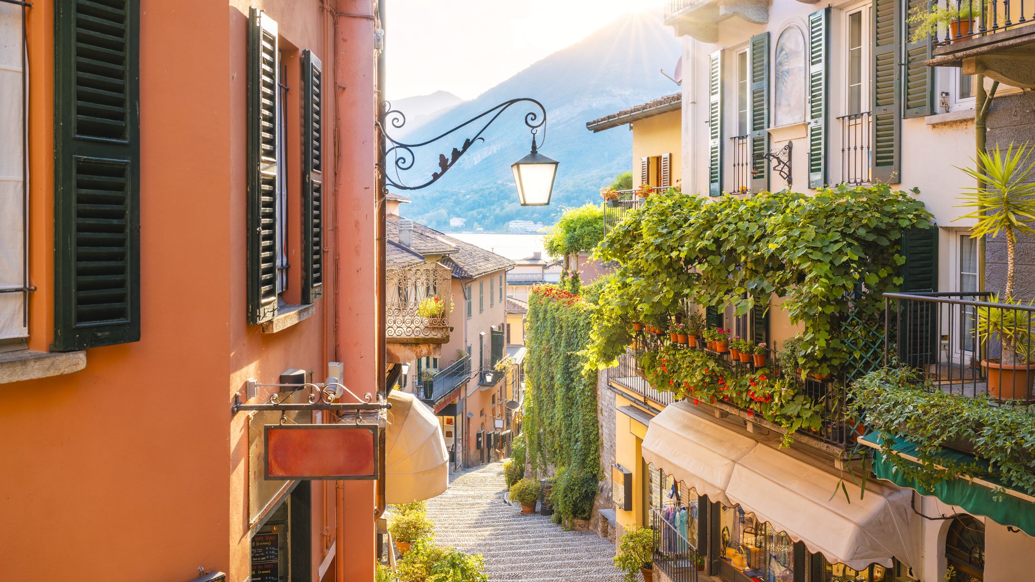 Petite ruelle dans la vieille ville de Bellagio, Côme, Italie