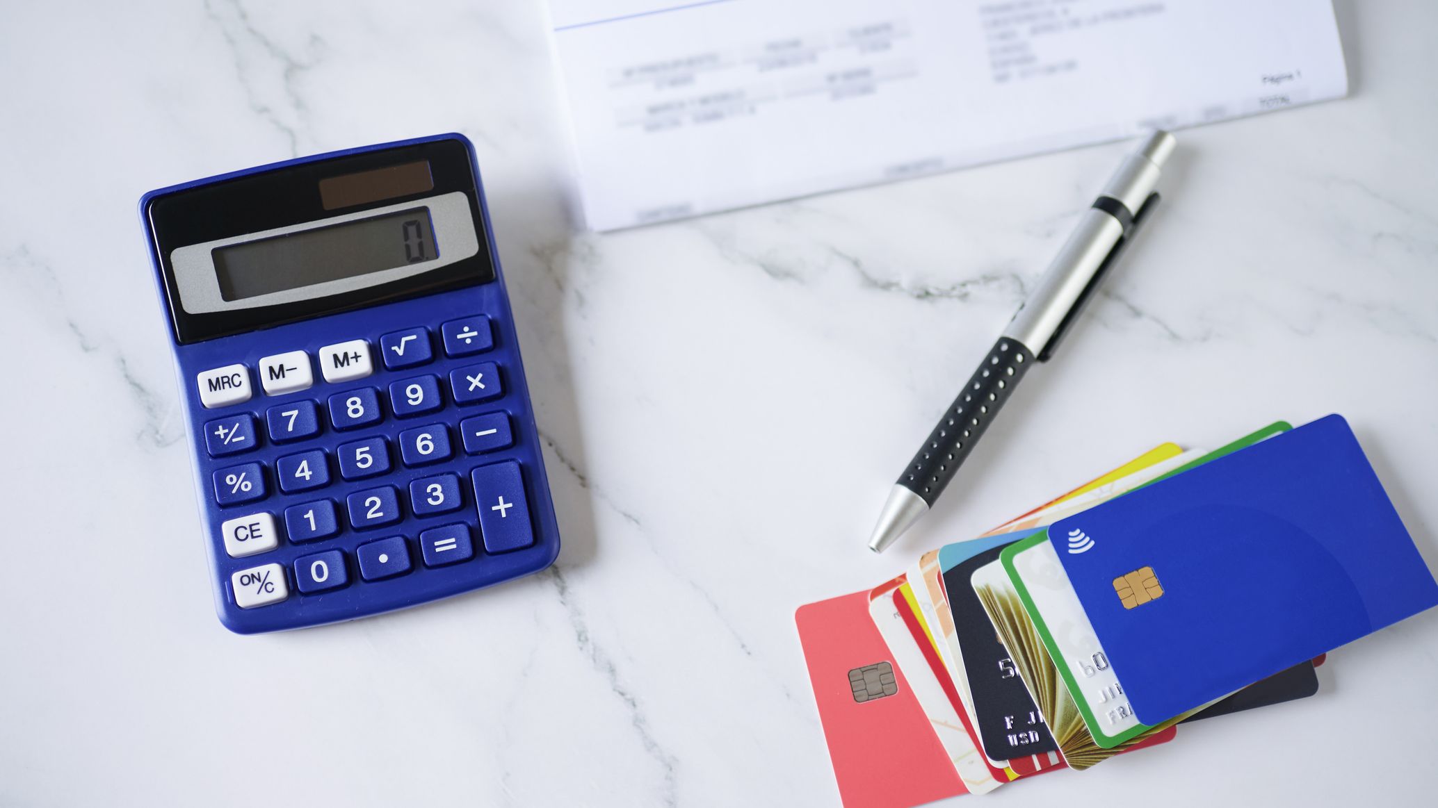 Cartes de crédit avec calculatrice et facture