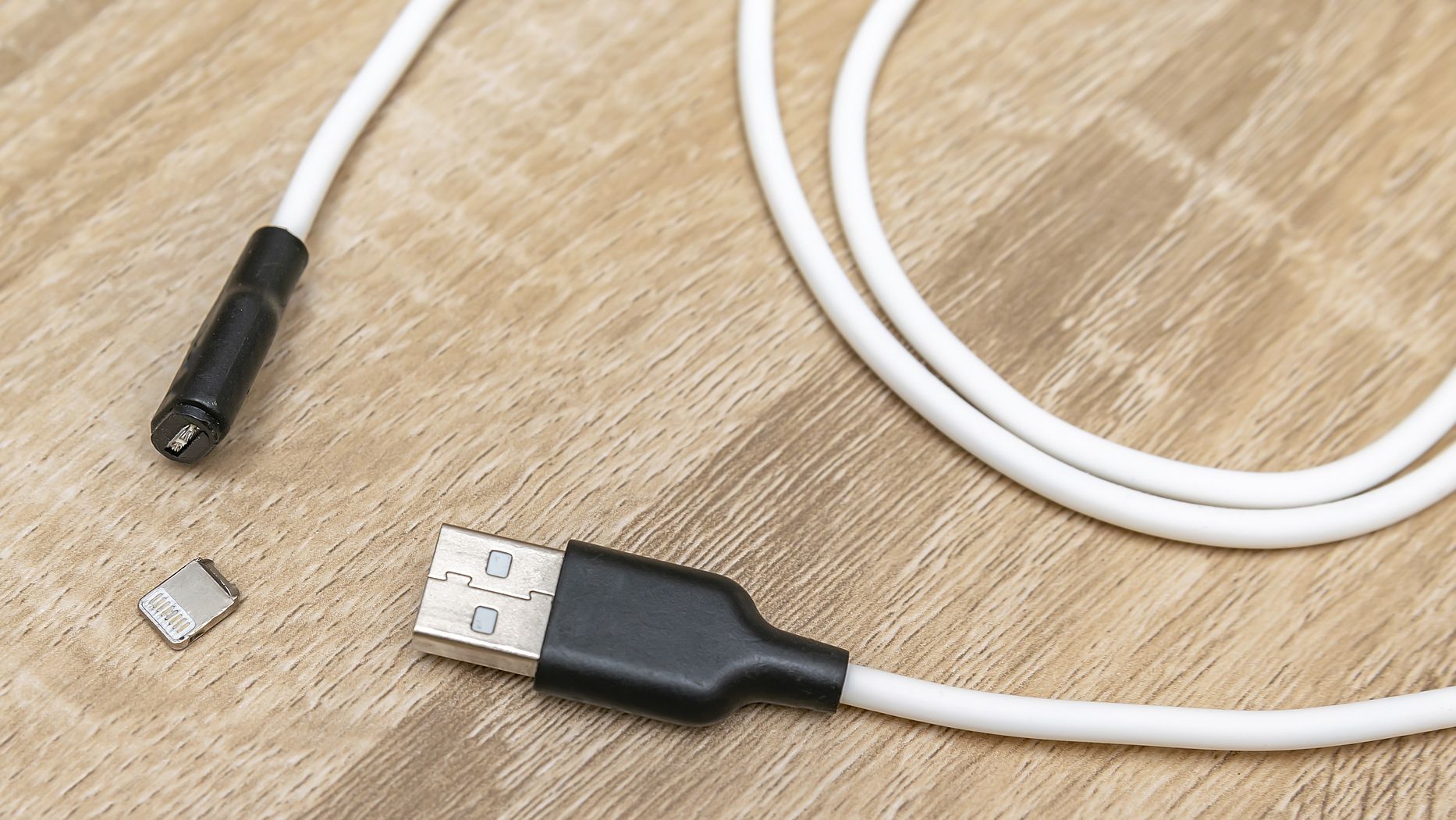 Câble de chargeur de port USB d'entrée Lightning pour micro iPhone cassé endommagé