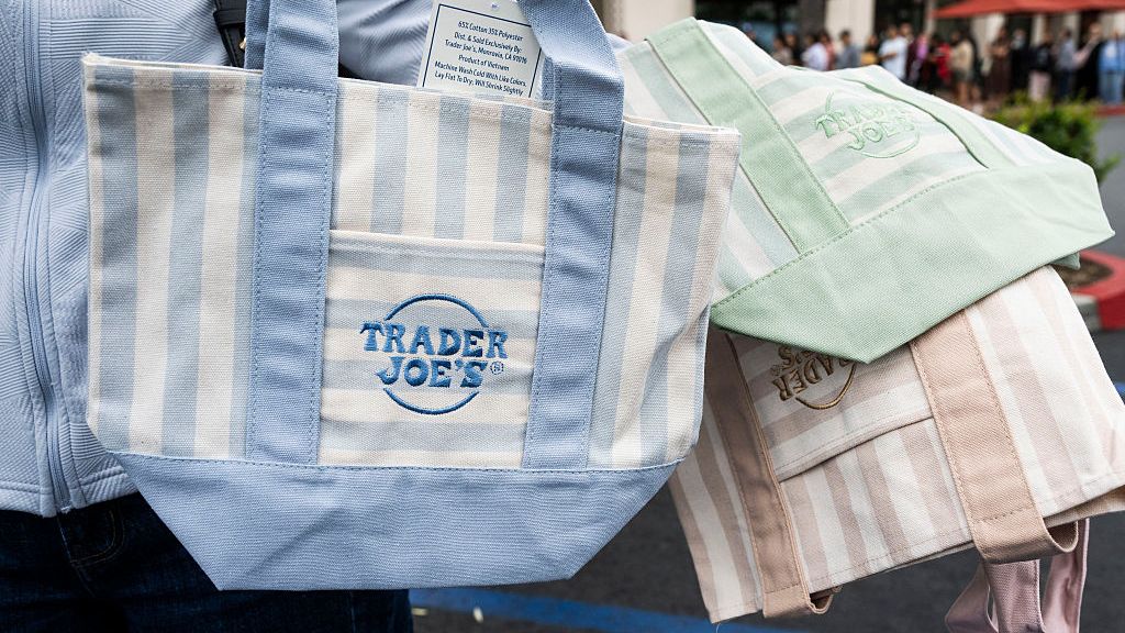 Trader Joe's lance des mini sacs fourre-tout rayés