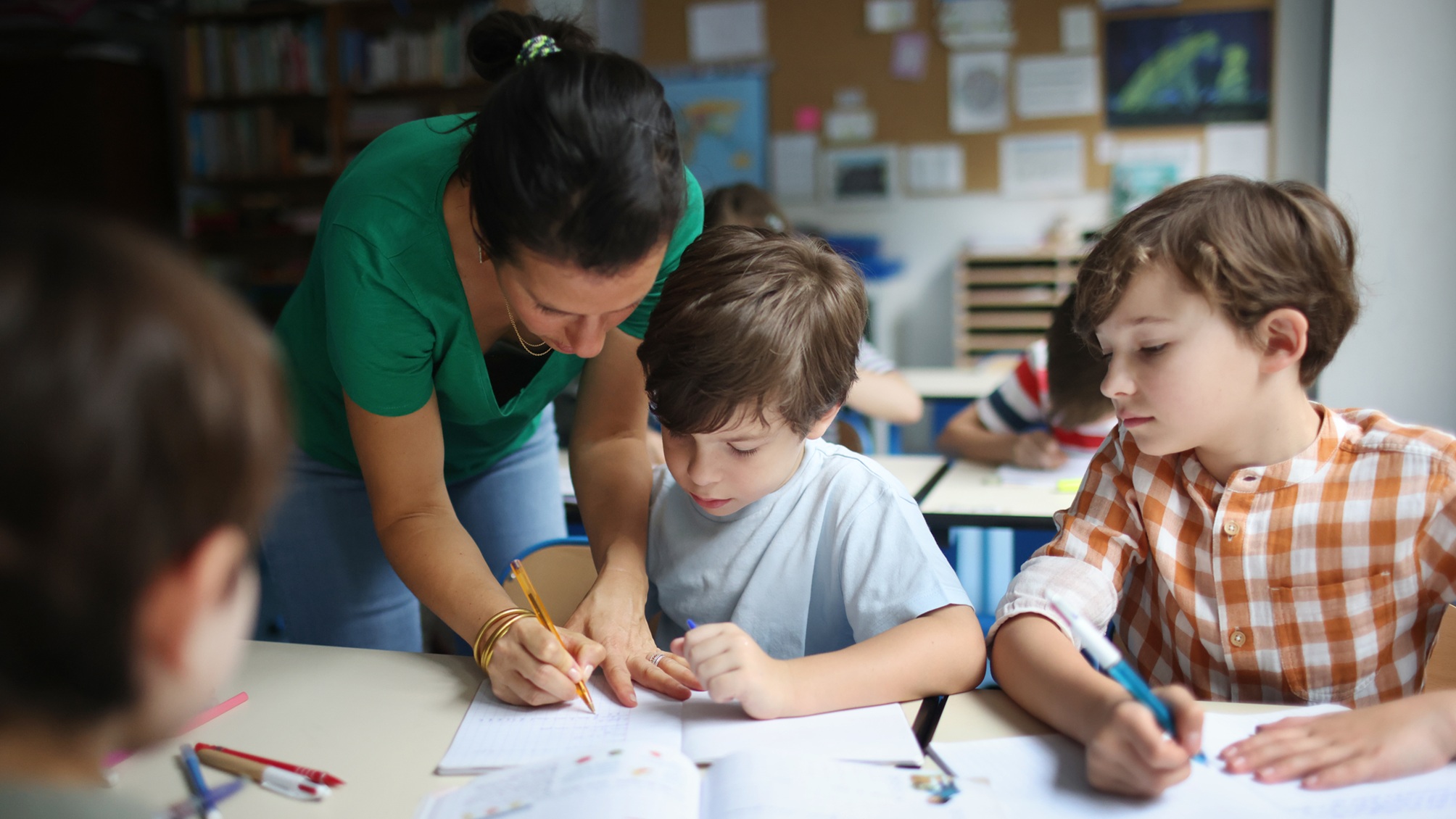 Un enseignant travaille avec de jeunes élèves.