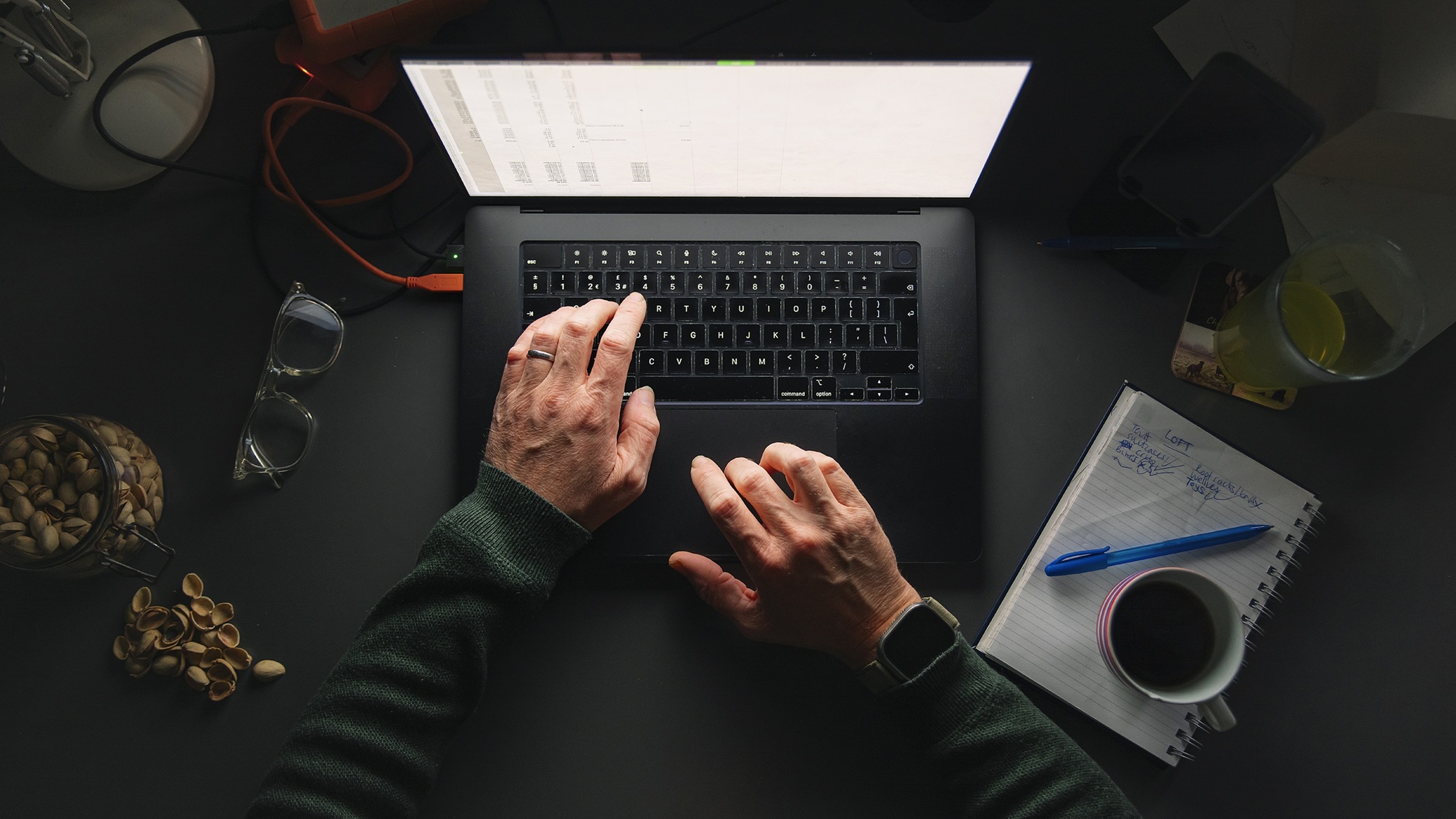Les mains d'un homme travaillant sur un ordinateur portable.