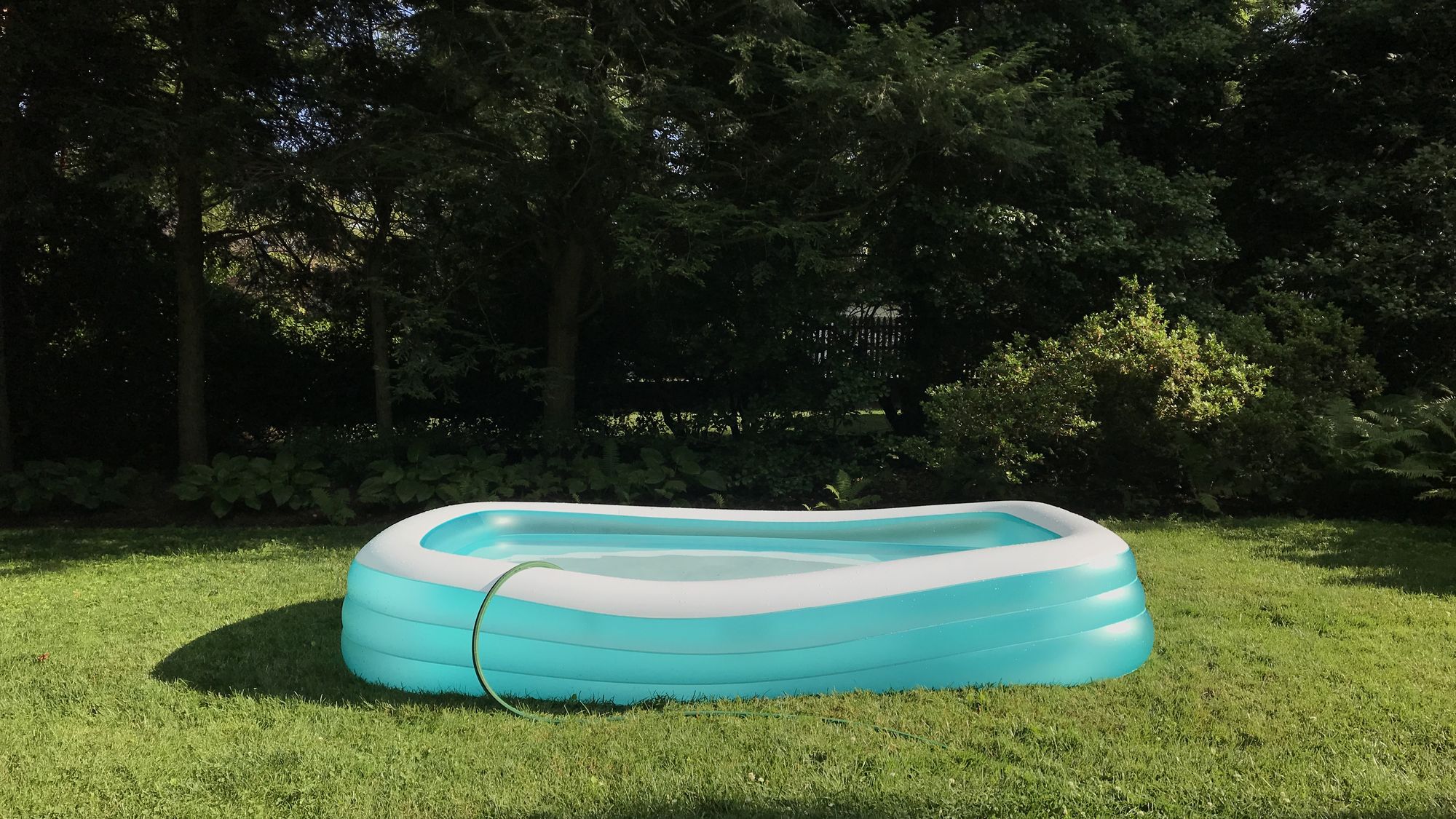 Une piscine gonflable dans une cour.
