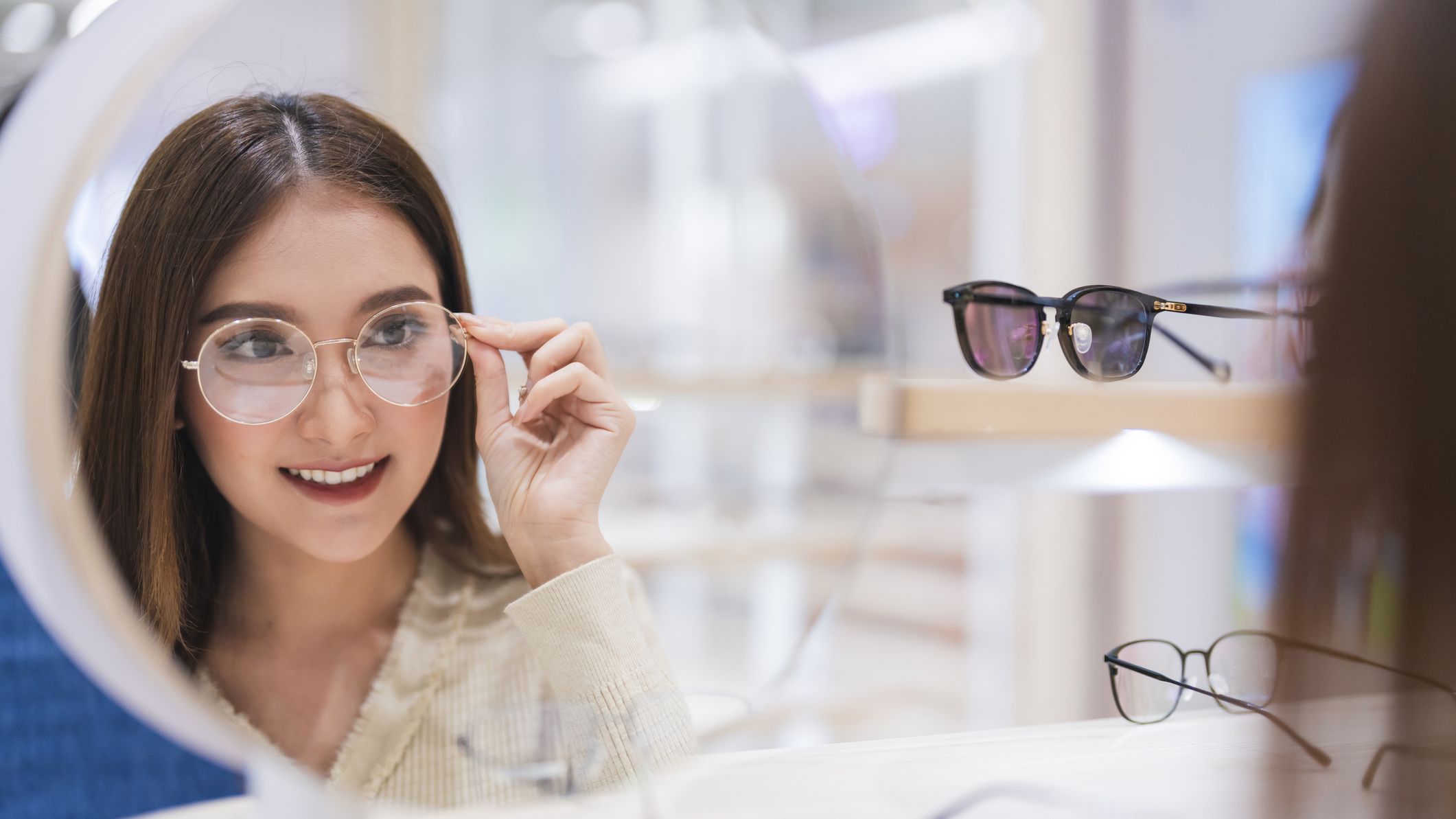 Une femme essayant des lunettes