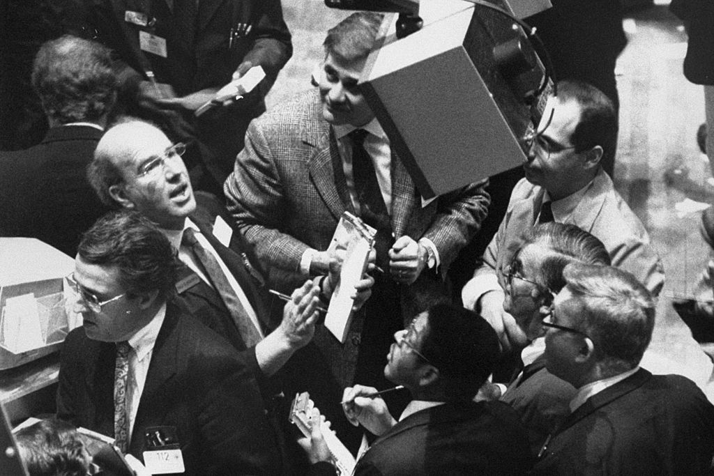 Les traders regardent les chiffres à l'écran le lundi noir à la Bourse, lorsque le Dow Jones a plongé de 508 points, à Manhattan.