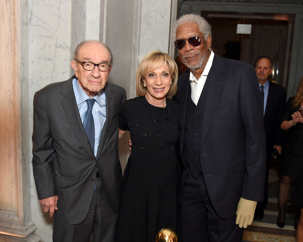 Alan Greenspan, Andrea Mitchell et Morgan Freeman au gala du 50e anniversaire de l'AFI à la Bibliothèque du Congrès le 1er novembre 2017 à Washington, DC.