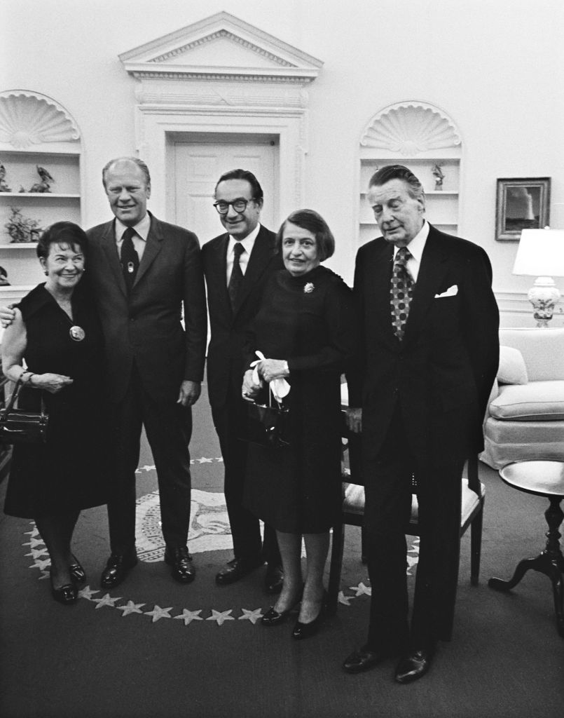 La mère de Greenspan, Rose Goldsmith, le président Gerald R. Ford, Alan Greenspan, l'écrivain Ayn Rand et son mari Frank Connor après l'assermentation de Greenspan en tant que président du Conseil des conseillers économiques.