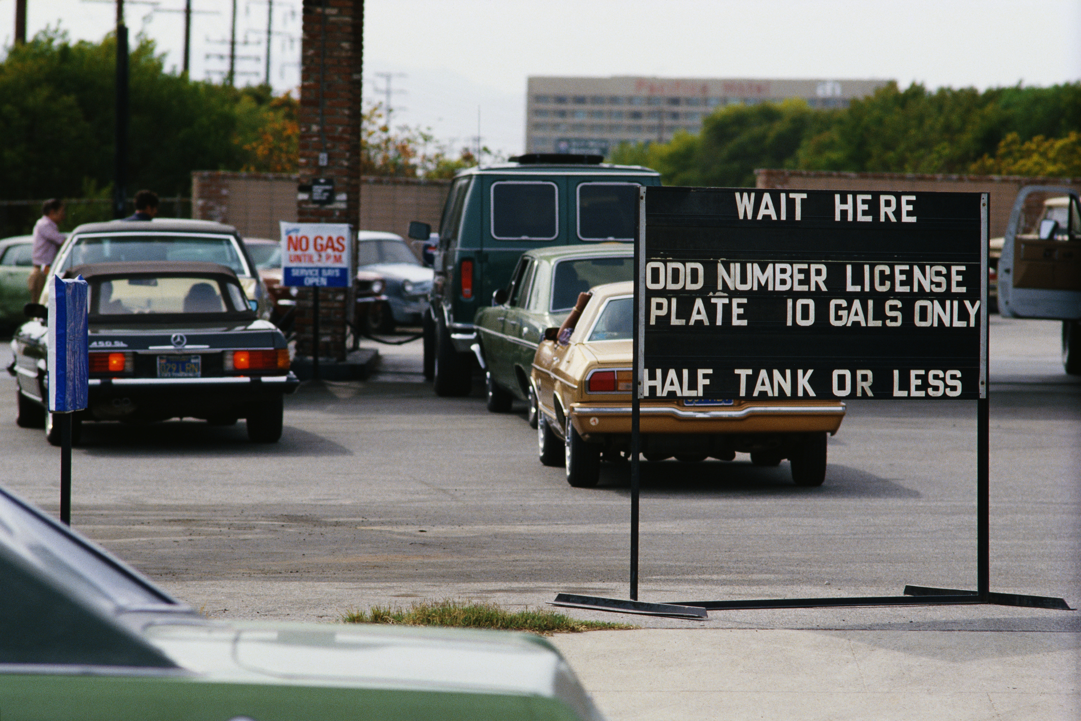 Les voitures font la queue pour faire le plein d'essence lors de la pénurie de carburant de 1979 en Californie, aux États-Unis.