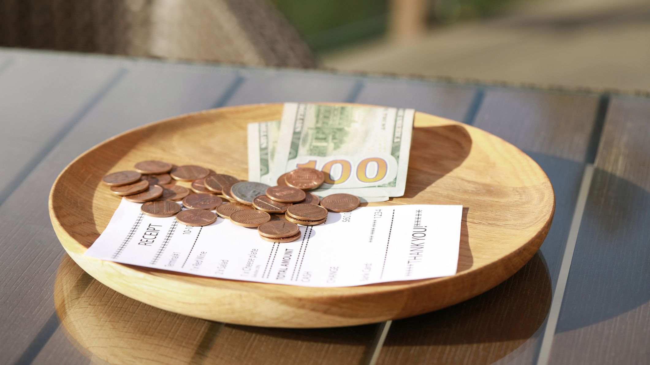 Plaque en bois avec paiement de la commande et reçu sur table, gros plan.