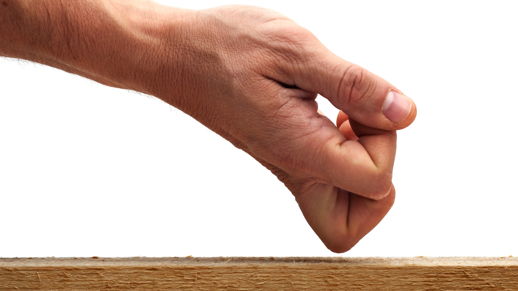 Le joint d’un homme touche du bois.