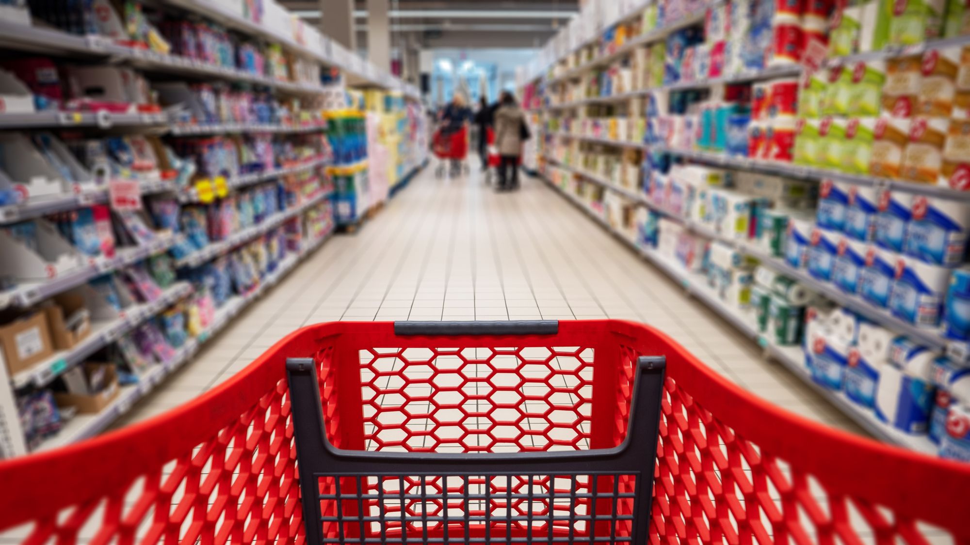 Point de vue personnel d'un acheteur poussant son caddie le long de l'allée alors qu'il fait ses courses dans un supermarché.