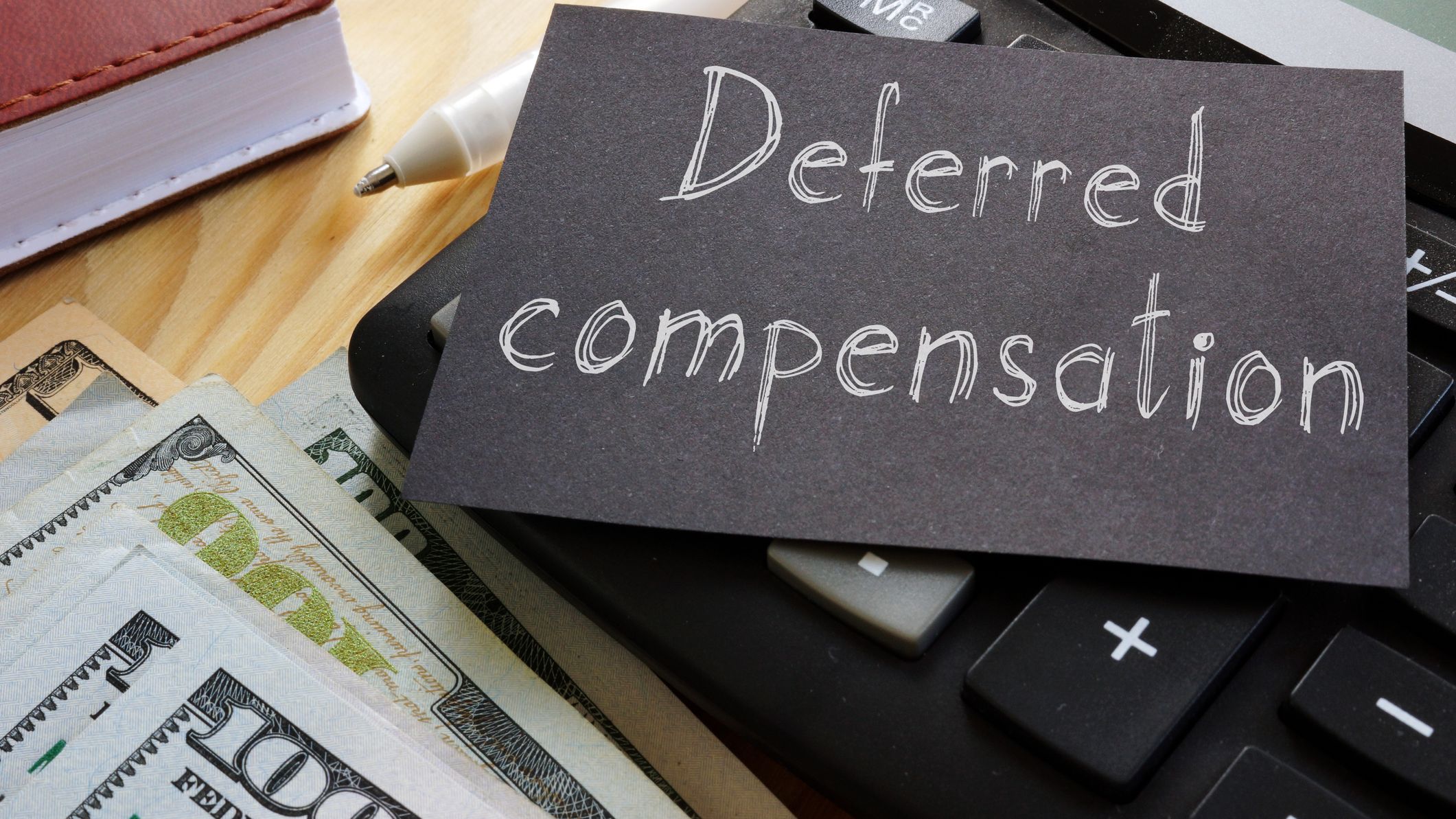 La rémunération différée est indiquée sur une feuille de papier noire.