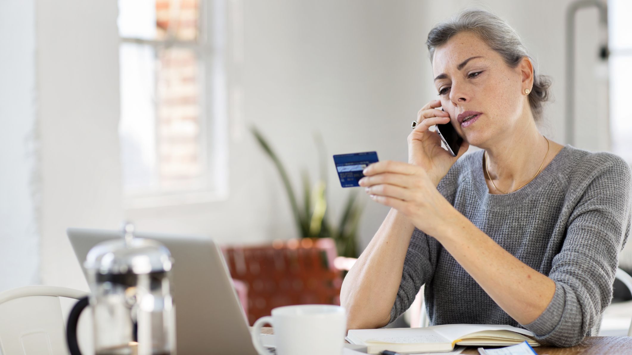 Une femme au téléphone avec le service client des cartes de crédit.