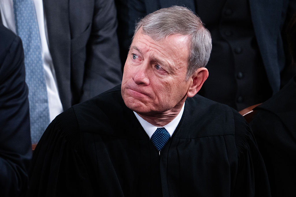 Le juge en chef de la Cour suprême, John Roberts, assiste au discours sur l'état de l'Union du président Donald Trump dans la salle du Capitole des États-Unis, le mardi 24 février 2026.