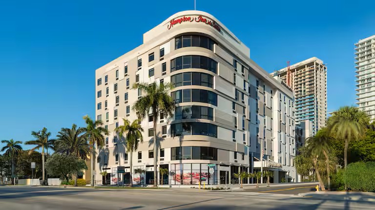 une photo extérieure du Hampton Inn & Suites Wynwood Design District