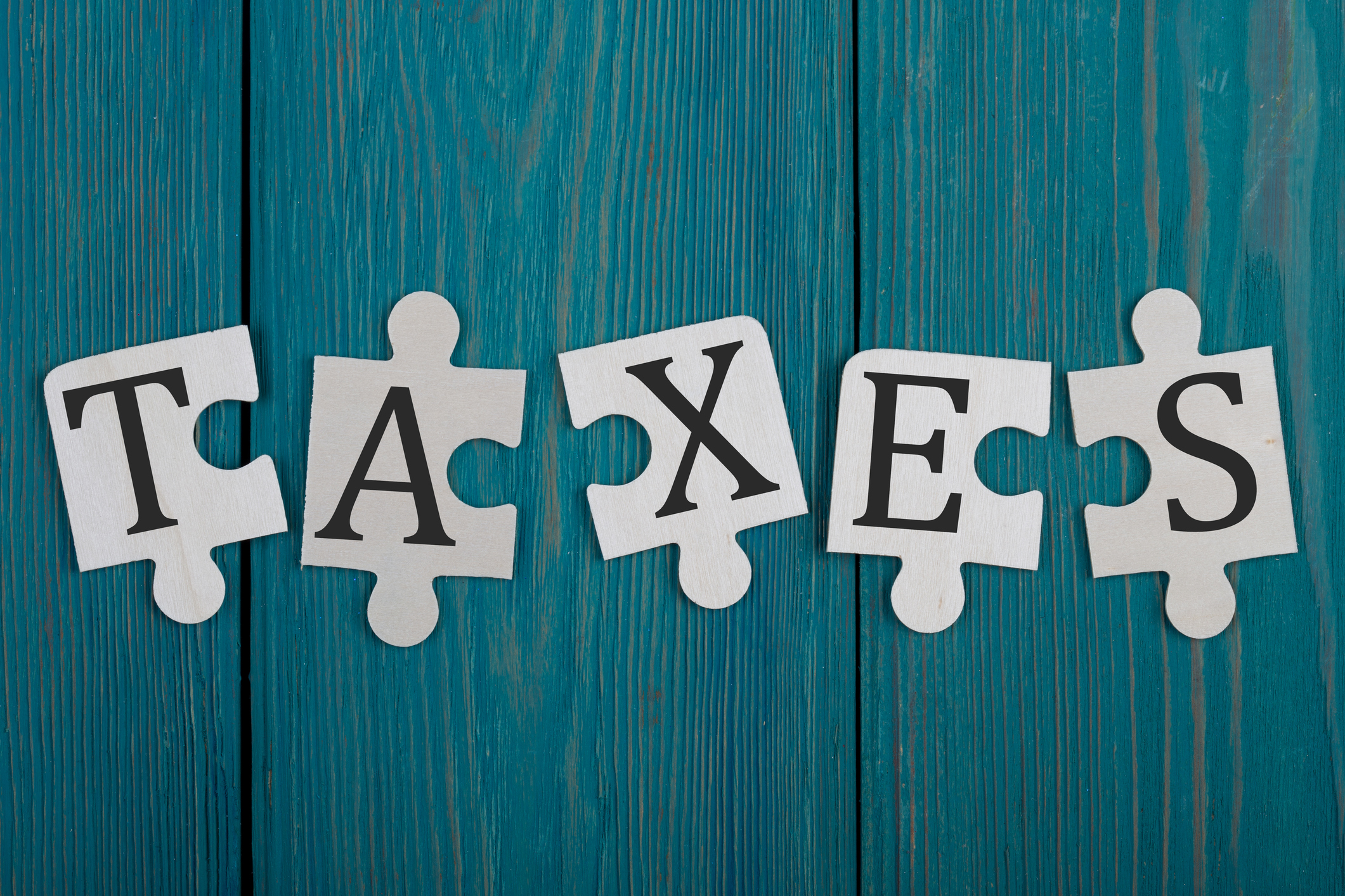 le mot taxes écrit sur des pièces de puzzle