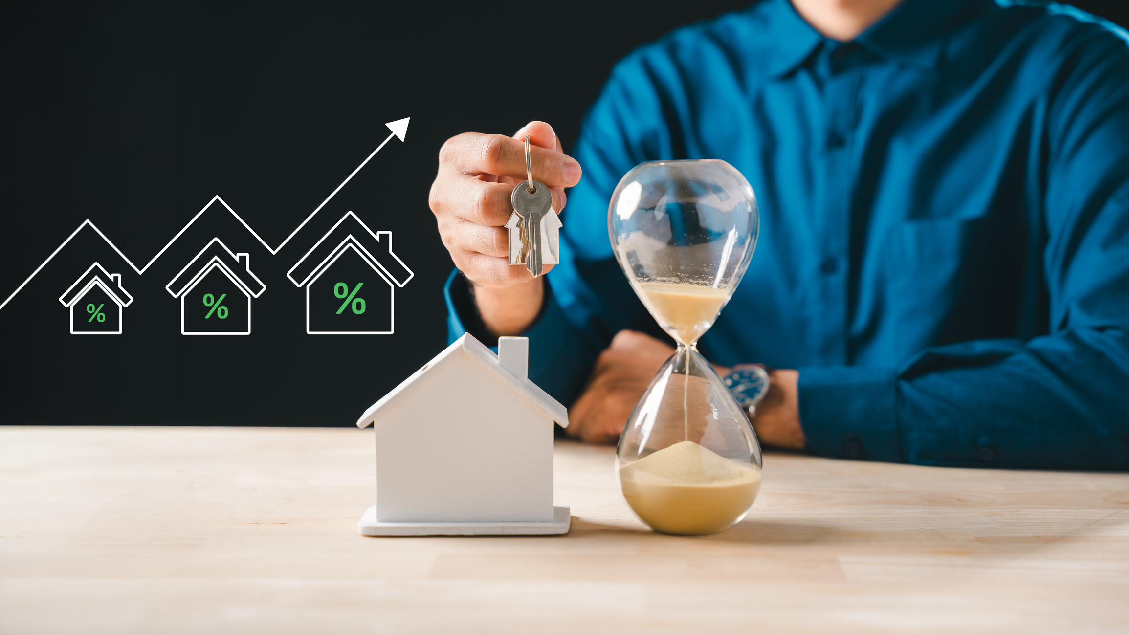 La personne détient les clés de la maison, le sablier indique l'heure de l'achat d'un bien immobilier