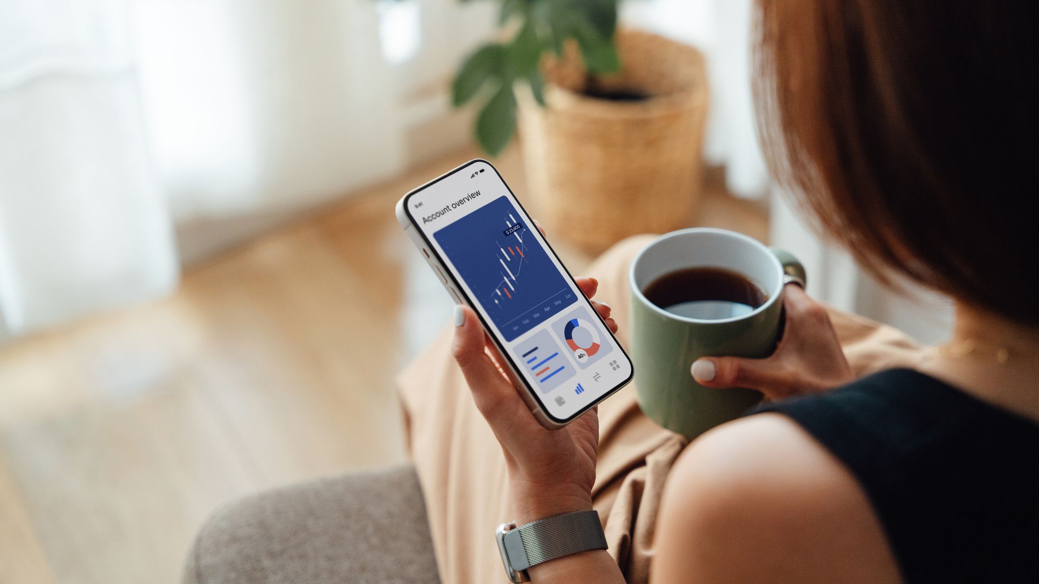 Jeune femme gérant un compte bancaire avec une application bancaire mobile sur un smartphone