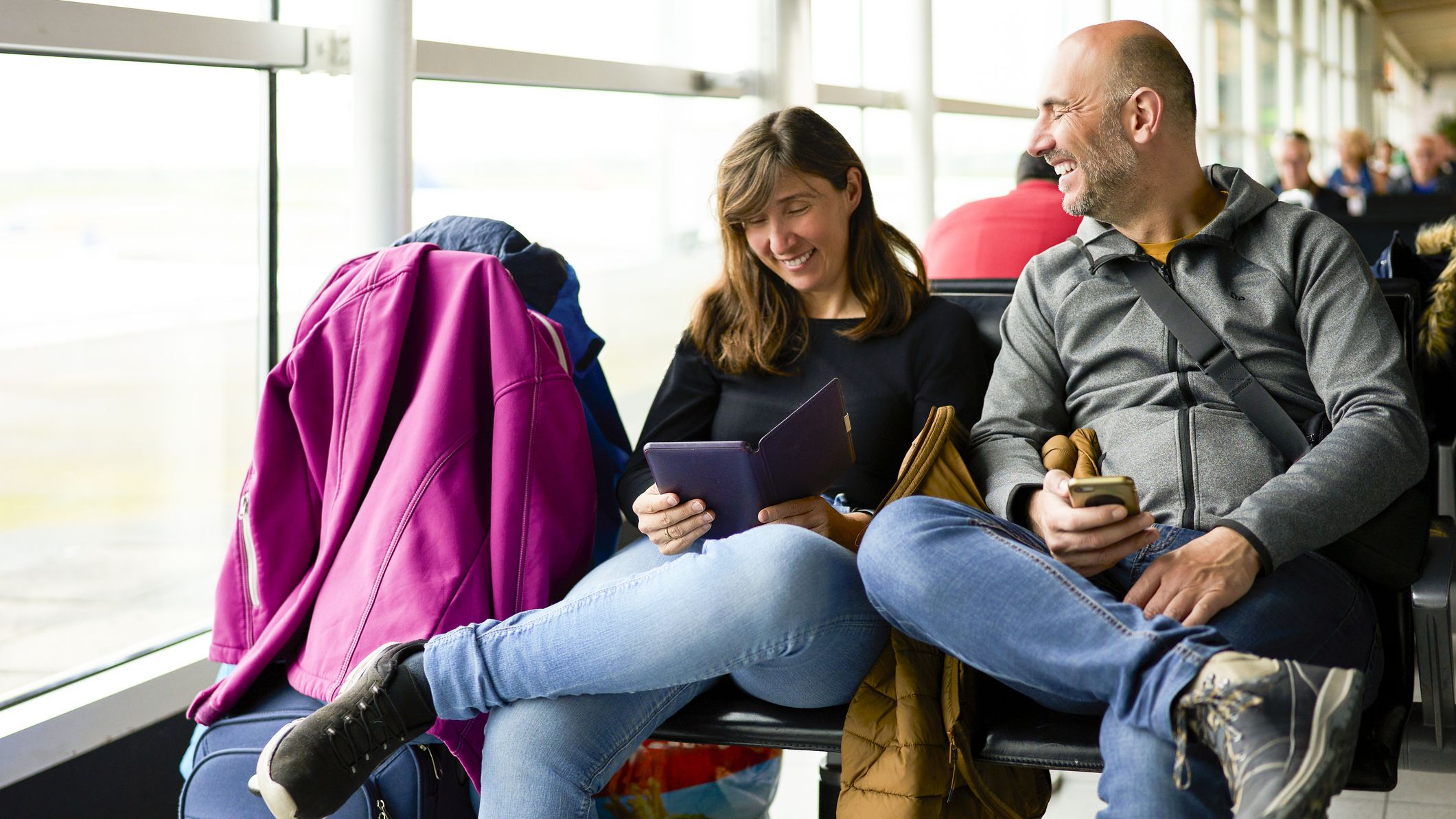 Couple attendant leur vol au terminal de l'aéroport
