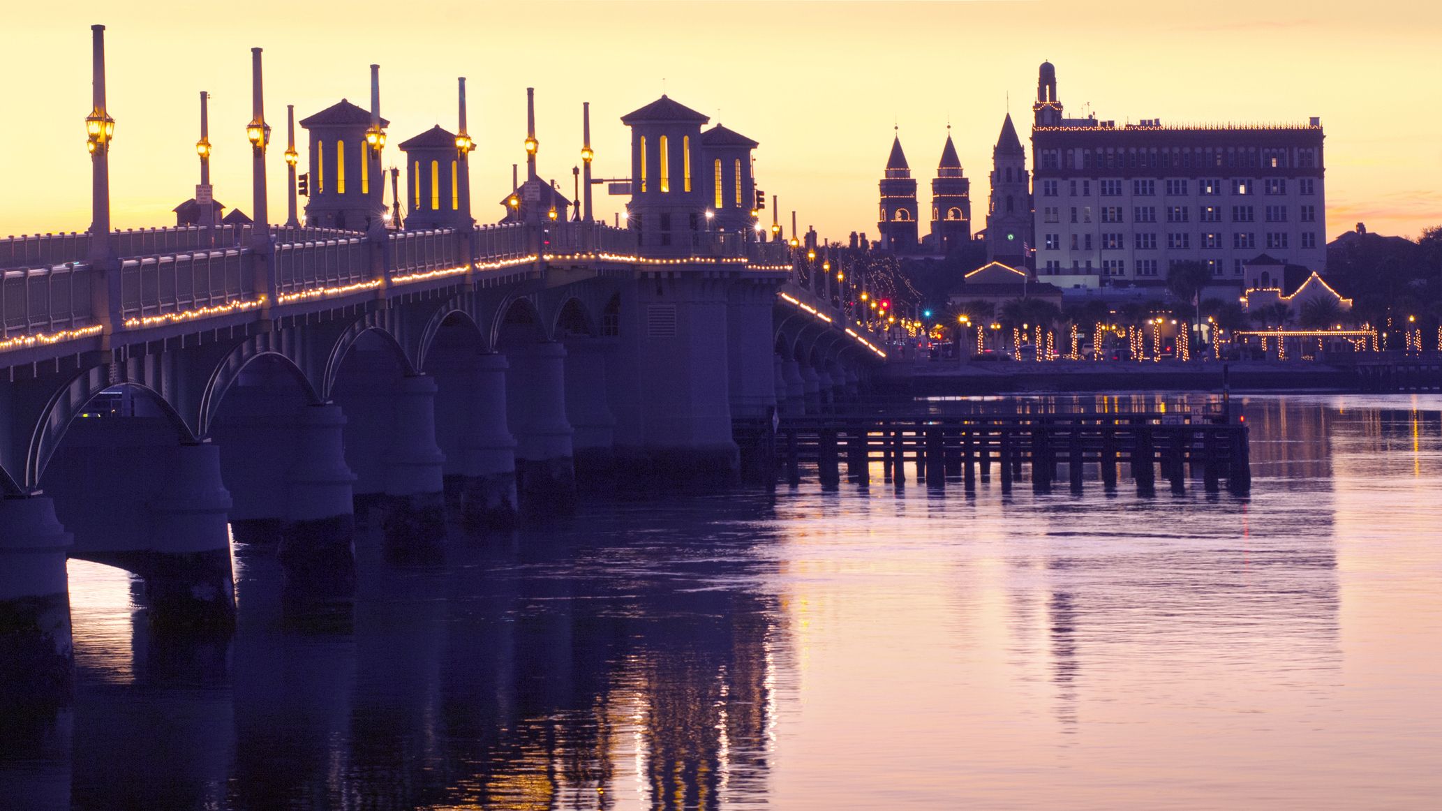Les piliers de la tour illuminée du Pont des Lions se dressent au-dessus de la rivière Matanzas, entre le centre-ville de Saint Augustine, en Floride.