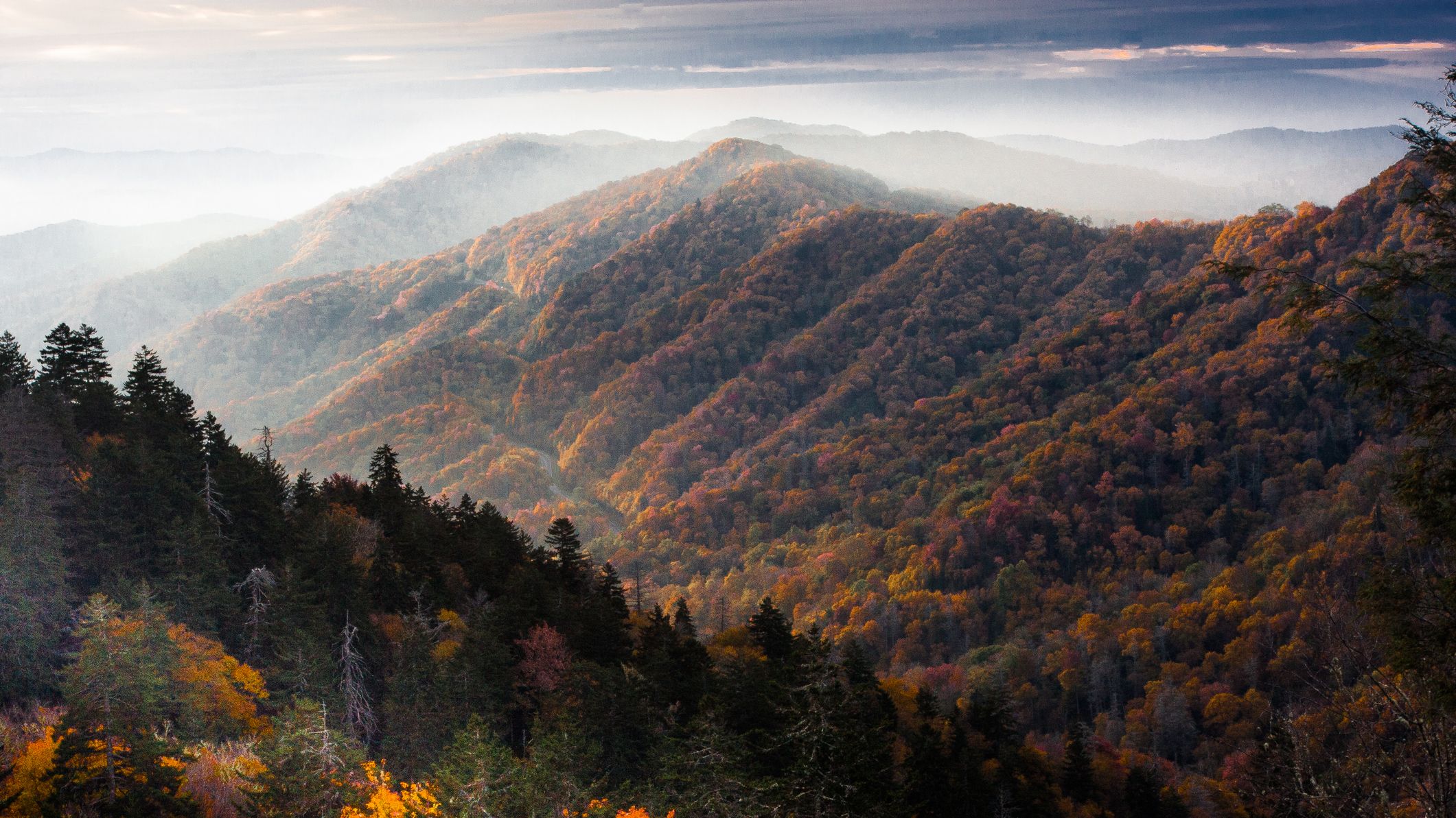 Le soleil se lève par une fraîche matinée d'automne dans le parc national des Great Smoky Mountains.
