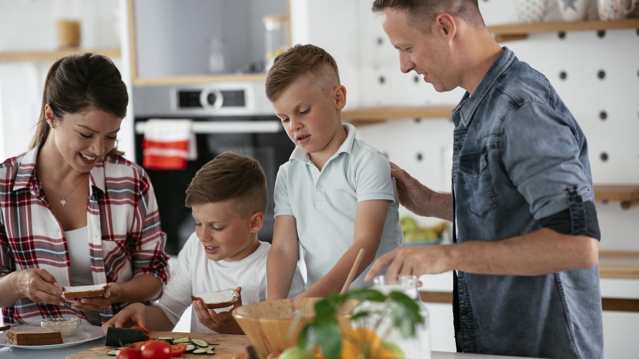 Une famille préparant le déjeuner ensemble à la maison