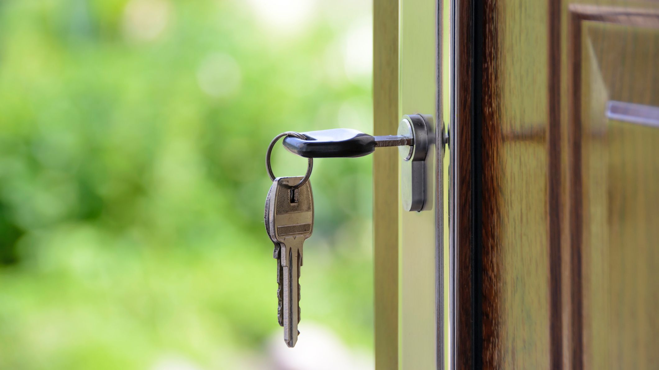Gros plan sur une clé de maison accrochée à une porte