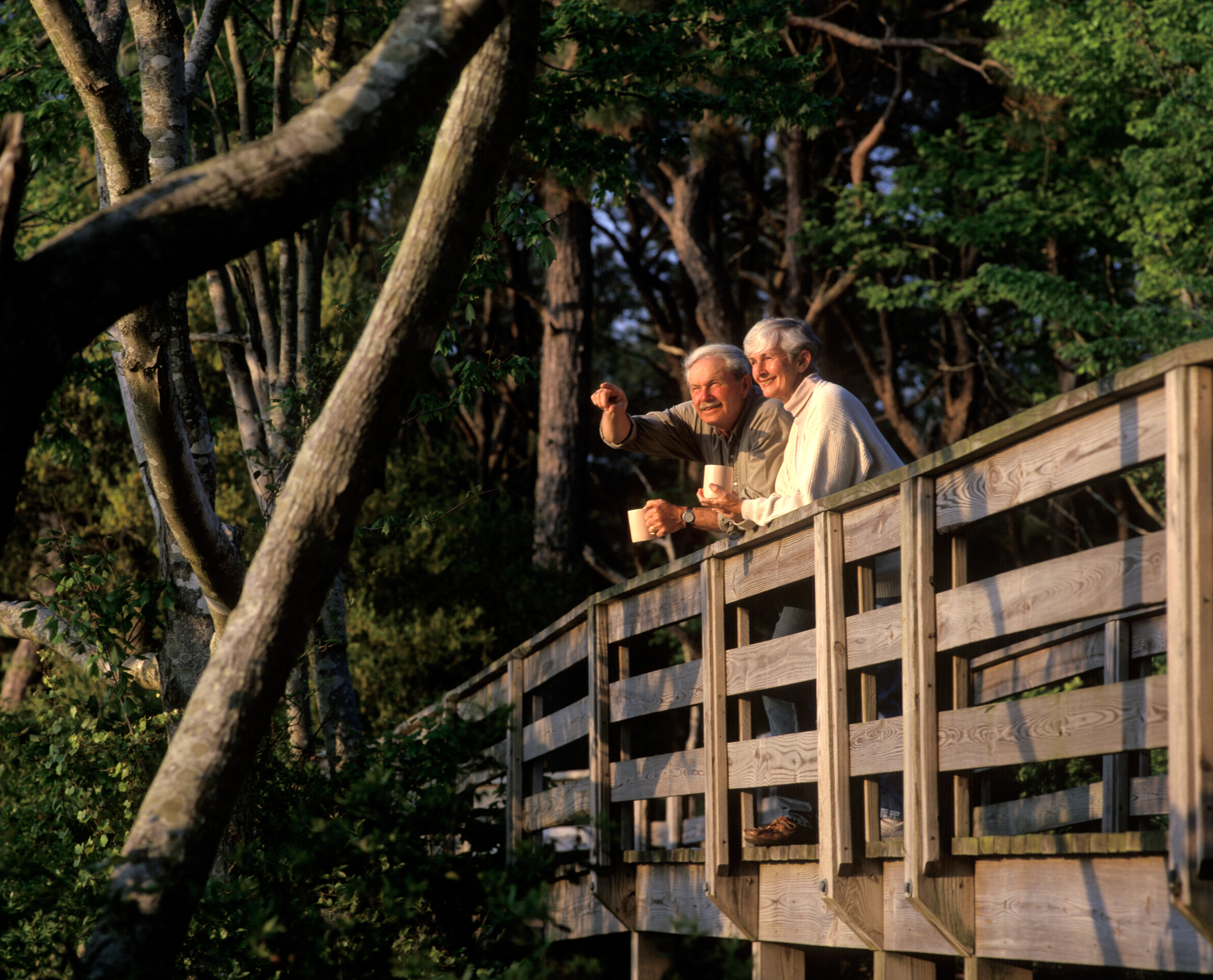 A68NHP Senior couple profitant de la vue depuis un pont piétonnier Outer Banks Caroline du Nord