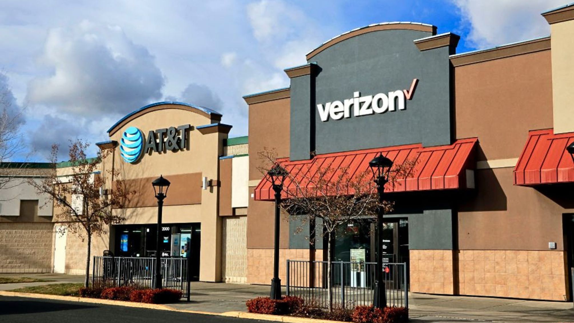 Côte à côte, devantures et entrées de magasins ATT et Verizon dans un centre commercial du nord de l'Idaho.