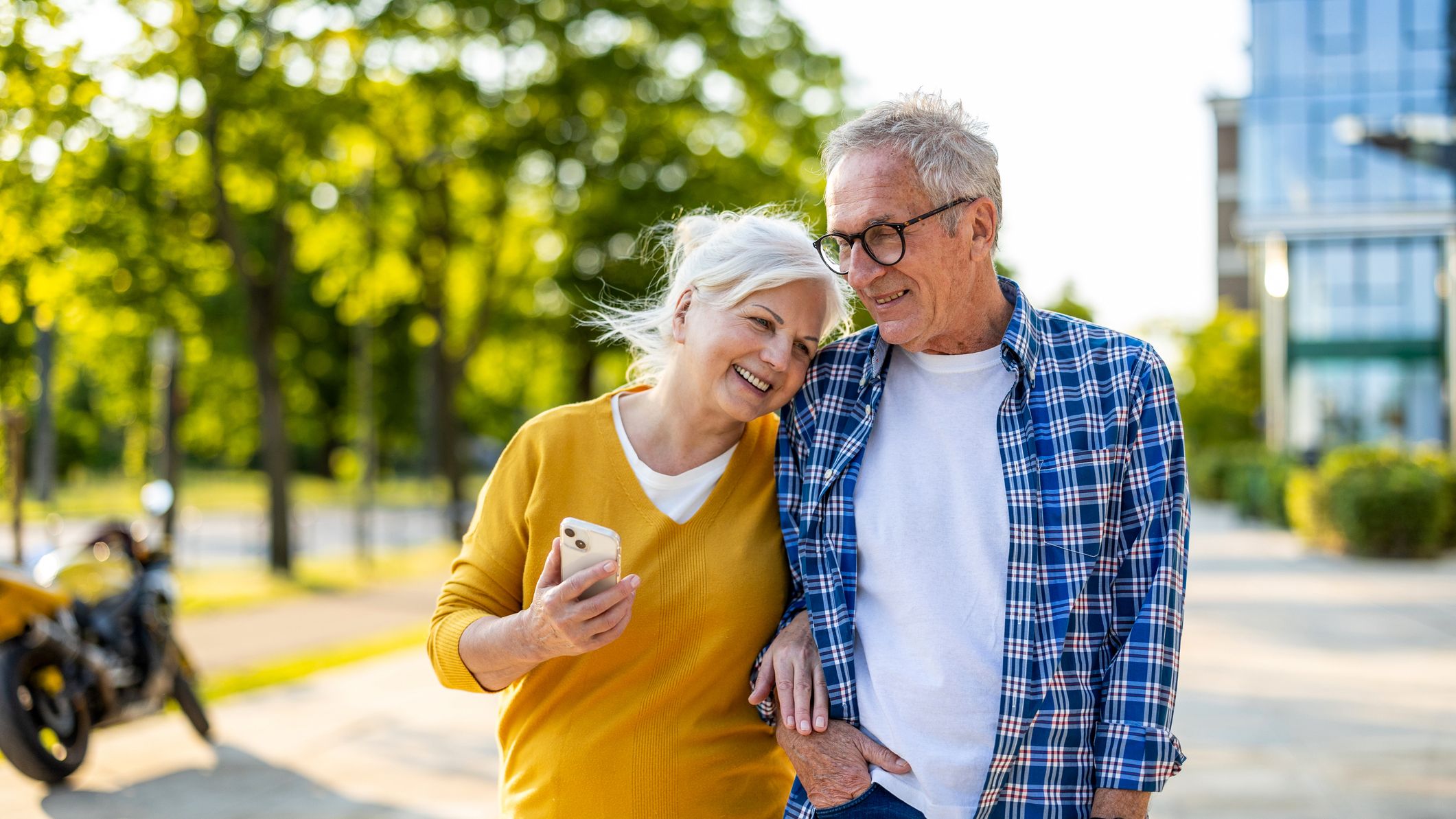 Couples plus âgés marchant dans une ville