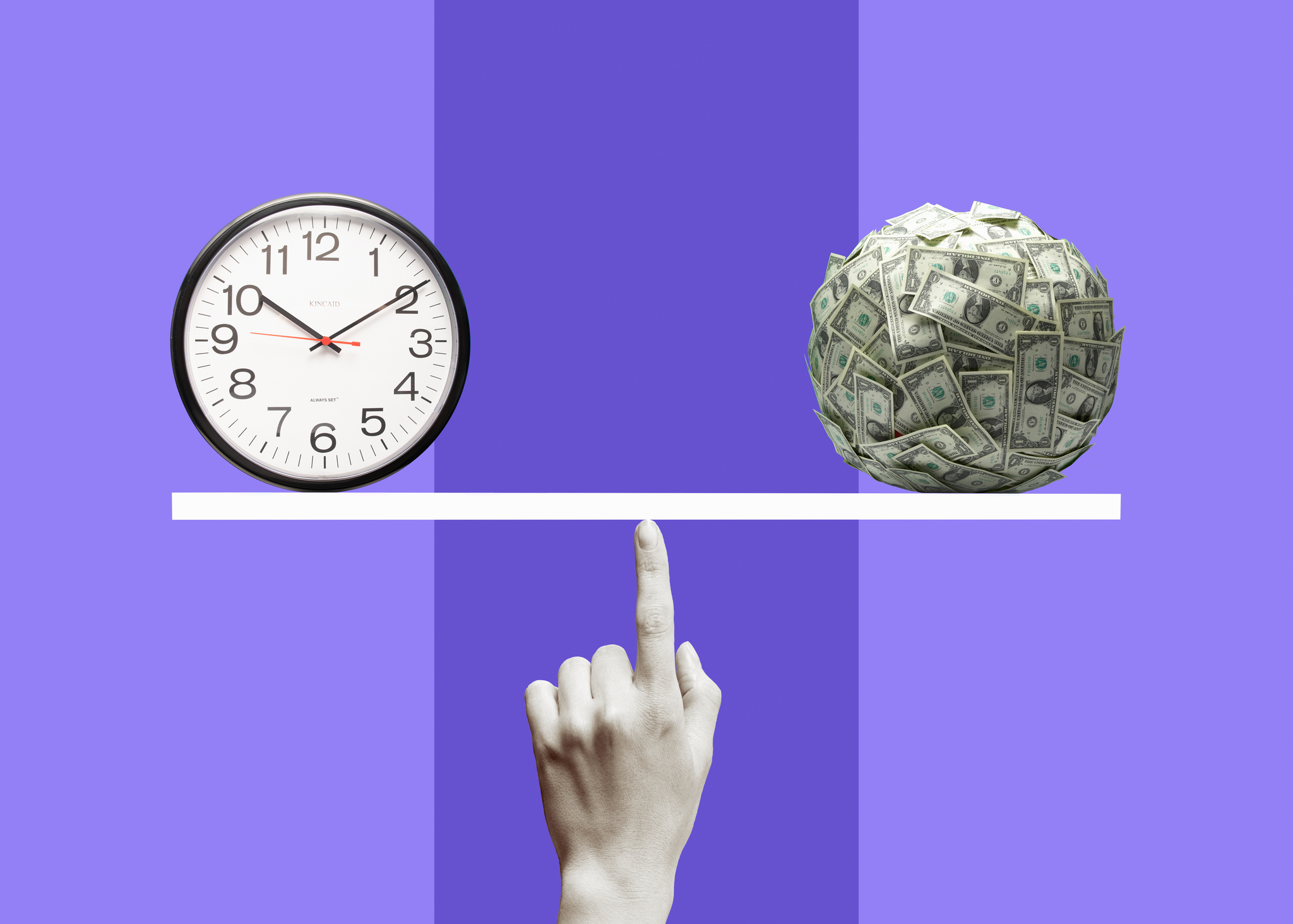 un doigt équilibre un bar, d'un côté se trouve une horloge ; de l'autre, une boule d'argent
